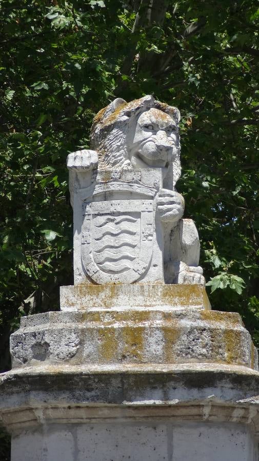 Las columnas de acceso al Campo Grande desde Filipinos lucen sendos escudos.