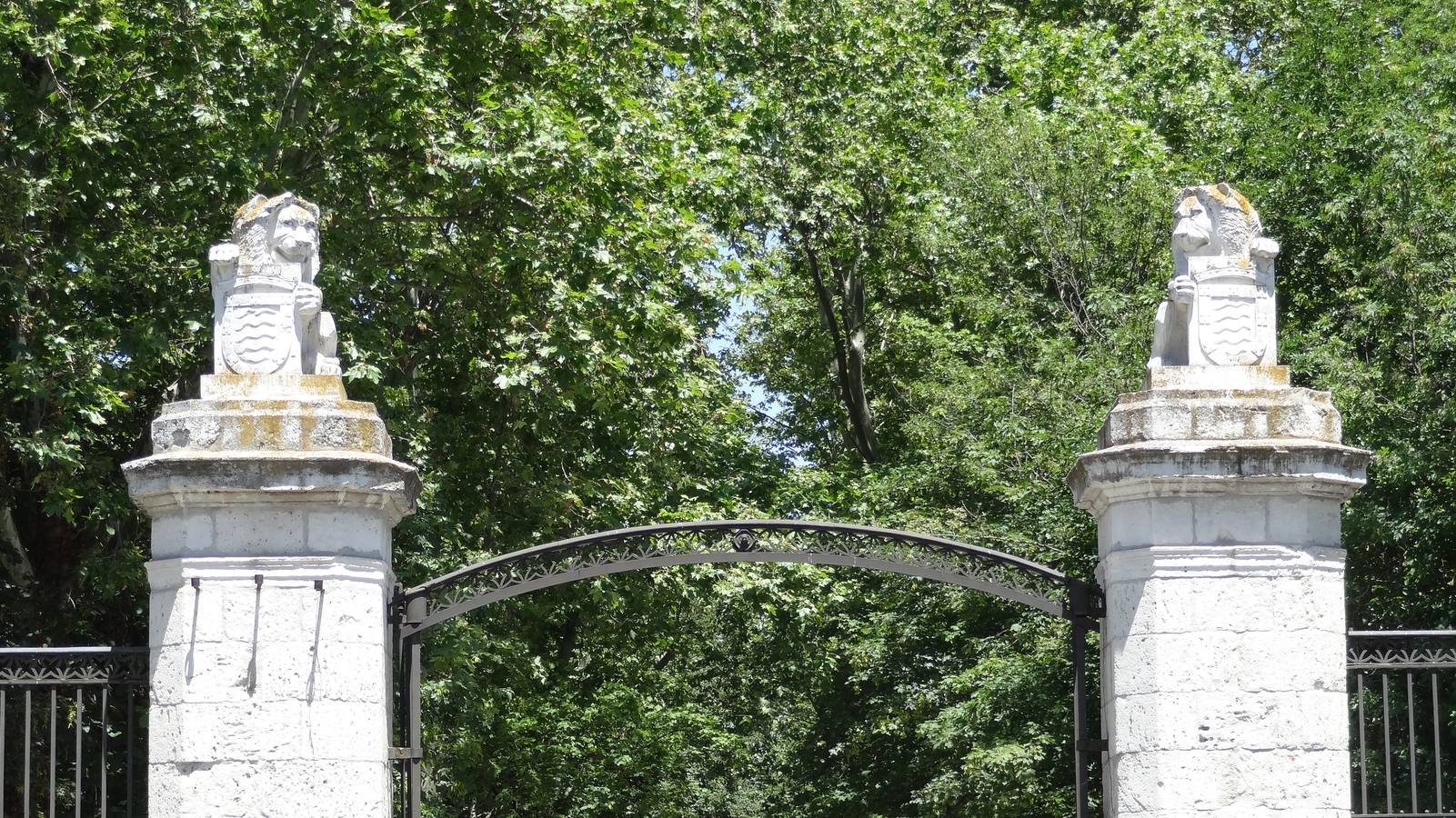 Las columnas de acceso al Campo Grande desde Filipinos lucen sendos escudos.