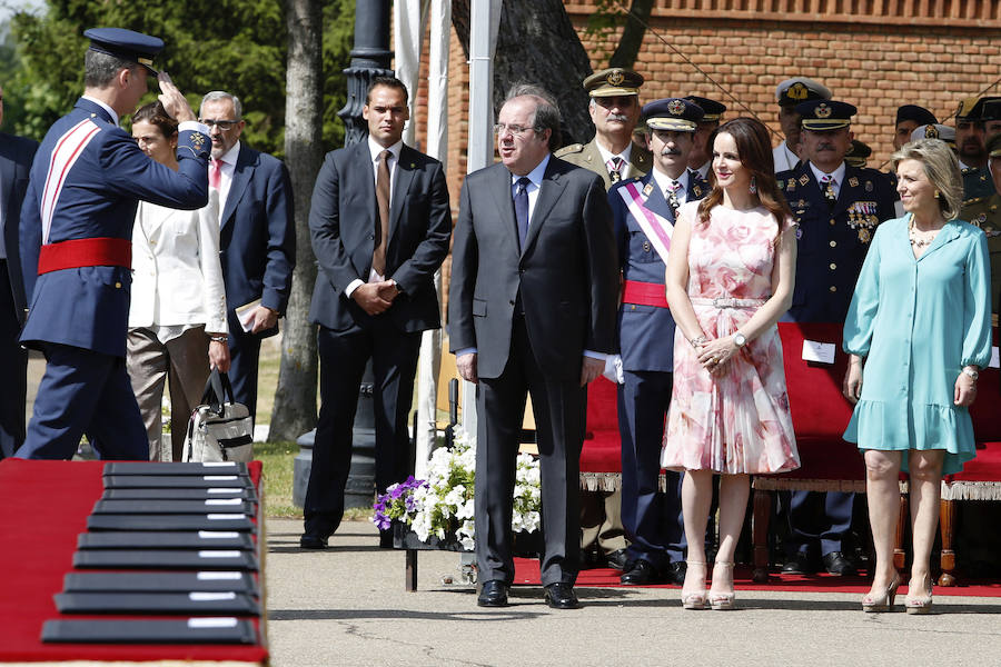 El Rey preside la entrega de los reales despachos de la Académica Básica del Aire en León