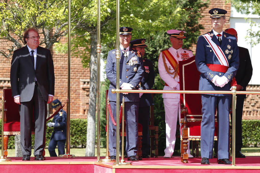 El Rey preside la entrega de los reales despachos de la Académica Básica del Aire en León