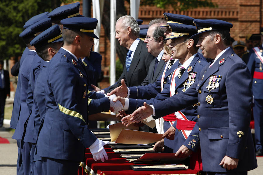 El Rey preside la entrega de los reales despachos de la Académica Básica del Aire en León