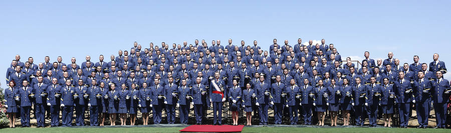 El Rey preside la entrega de los reales despachos de la Académica Básica del Aire en León