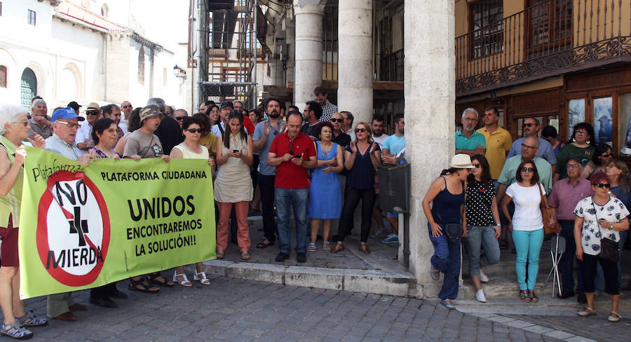Protesta de la plataforma &#039;No más mierda&#039; en Cuéllar (Segovia)