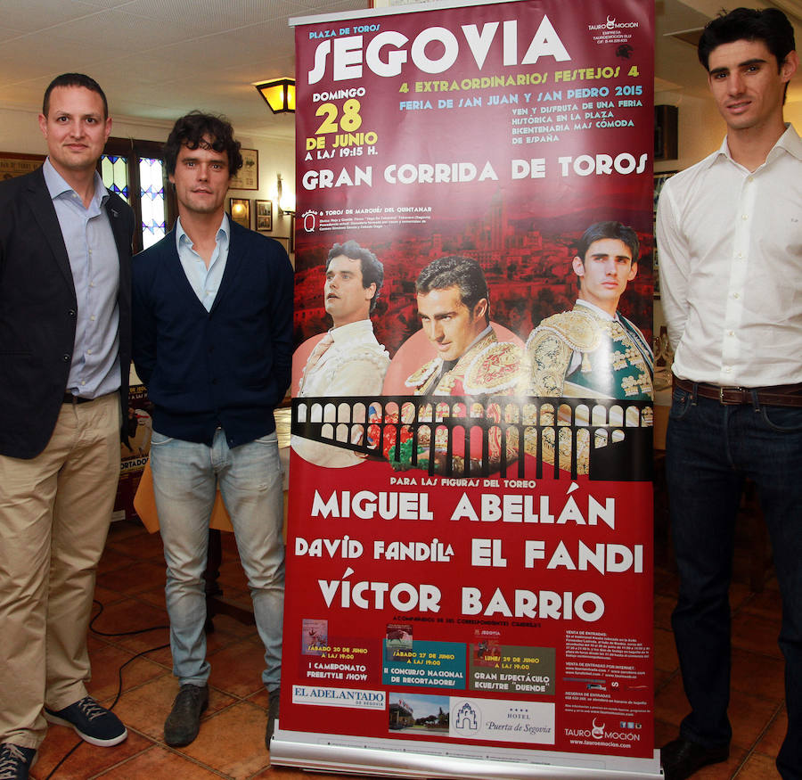 Alberto García, gerente de Tauroemoción (i), con Miguel Abellán y Víctor Barrio en la presentación del cartel del festejo de la Feria de San Juan y San Pedro de Segovia. 