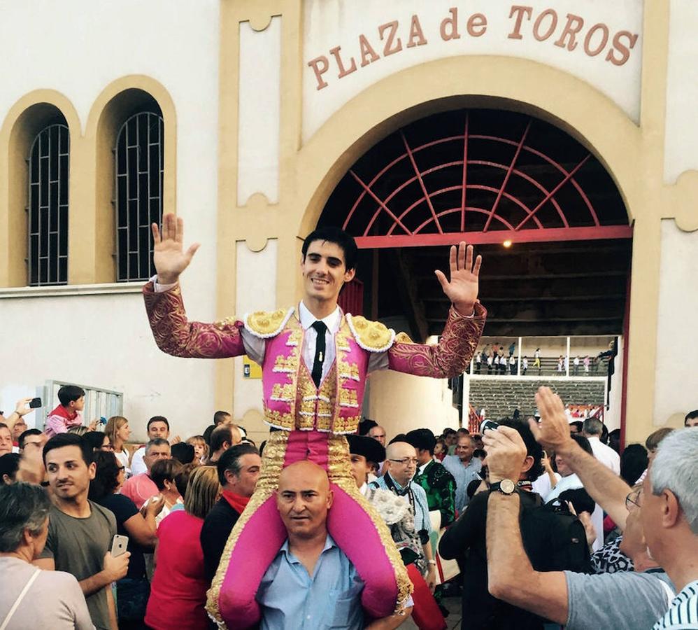 El torero segoviano Víctor Barrio sale a hombros de la plaza de Calahorra. 