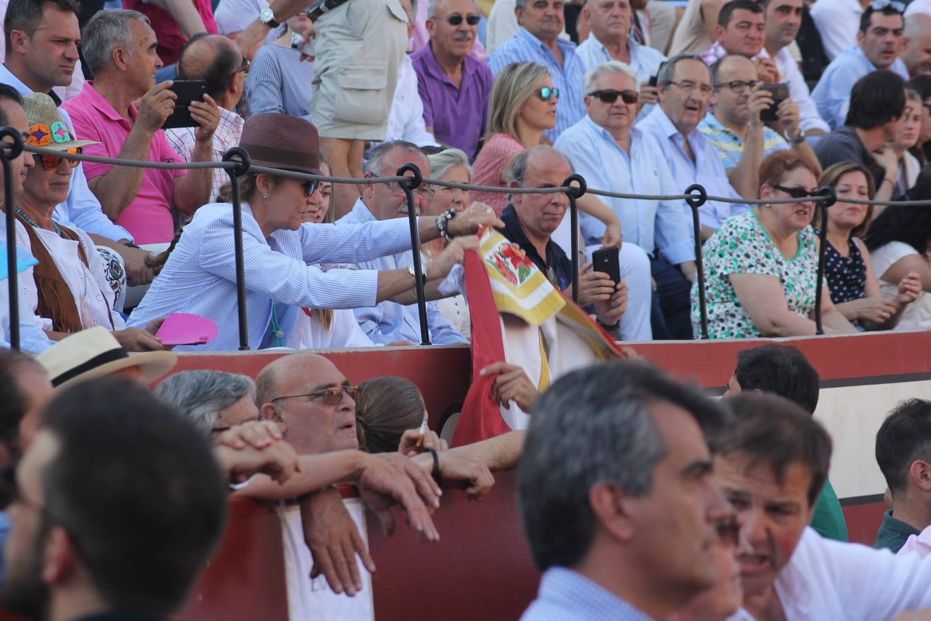 Tarde taurina en Arévalo de la infanta Elena y su hija Victoria Federica