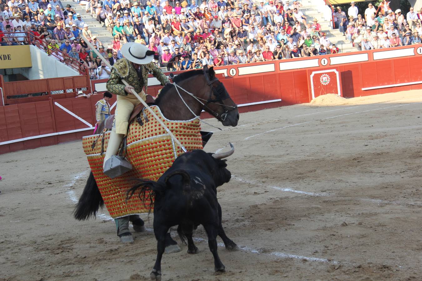 Tarde taurina en Arévalo de la infanta Elena y su hija Victoria Federica