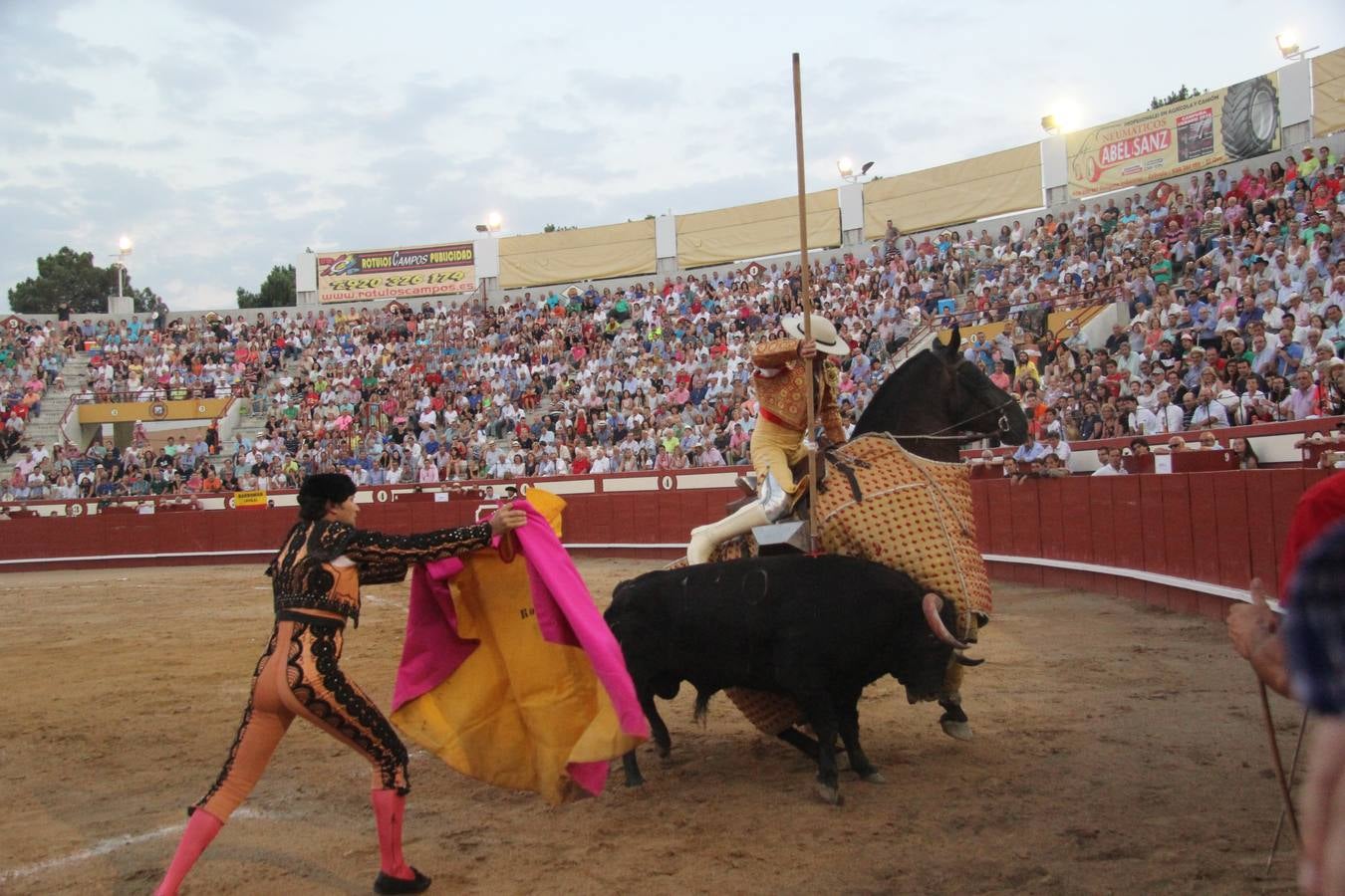 Tarde taurina en Arévalo de la infanta Elena y su hija Victoria Federica