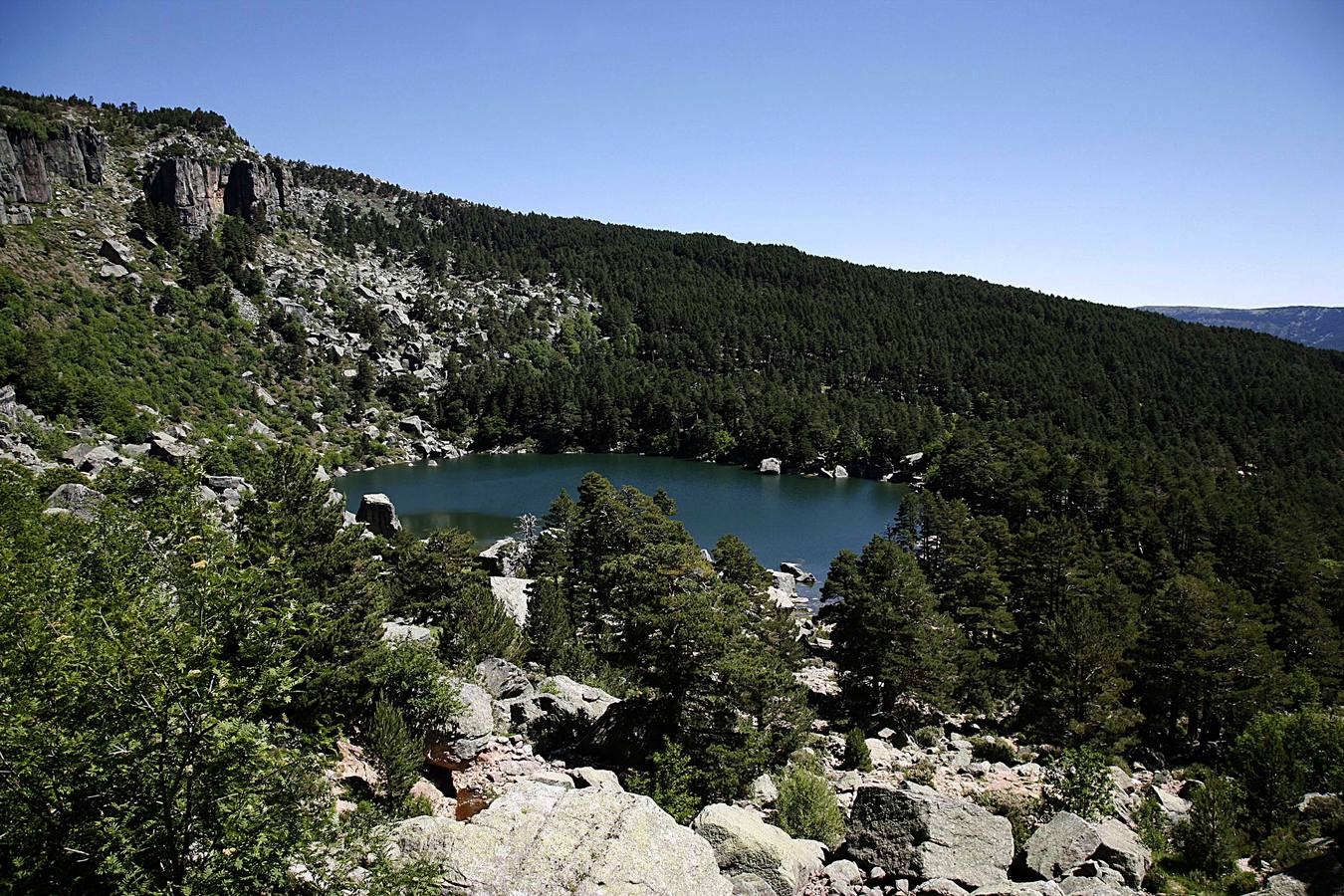Laguna Negra de Soria. La leyenda relata la historia de Alvargonzález, un rico personaje de la comarca, al que dos de sus hijos, ansiando obtener cuanto antes su herencia, deciden asesinarlo mientras duerme. Cuatro puñaladas y un hachazo en el cuello terminaron con su vida. Su cuerpo fue arrojado con una piedra atada en los pies a la Laguna Negra, que se dice no tiene fondo. Ésta se convirtió en su eterna tumba. Nadie acusó a los hijos del cruel parricidio.