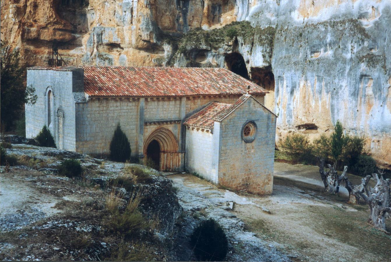 Ermita del Cañón del Río Lobos (Soria). Según la leyenda, el Apóstol Santiago saltó con su caballo desde el alto de uno de los farallones del cañón y al caer, su espada fue a clavarse en el lugar donde se edificaría la actual ermita de San Bartolomé.