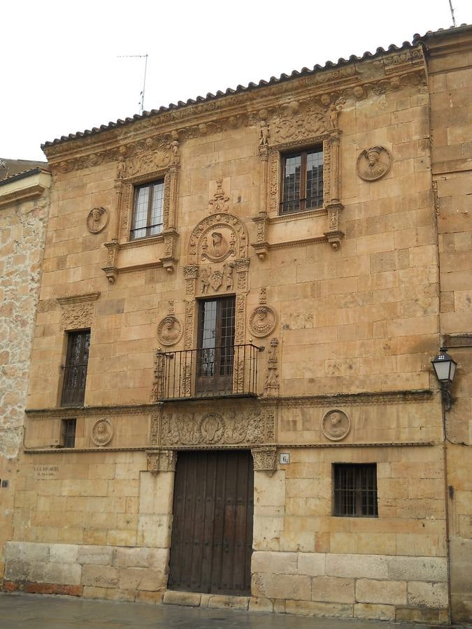 Casa de las muertes (Salamanca). Su nombre se debe a las calaveras situadas en las pilastras de las ventanas superiores. Existen diferentes leyendas en torno a esta casa. Una de las historias apuntan al hallazgo en los cimientos de la casa de los cadáveres de los hermanos Manzano, decapitados por Doña María la Brava, en pleno conflicto de los bandos de Salamanca.