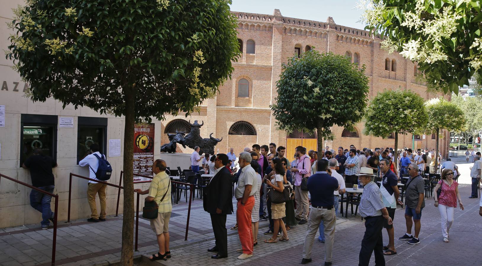 Aficionados hacen cola para los abonos de la feria de la Virgen de San Lorenzo