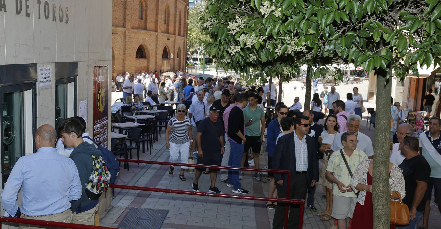 Aficionados hacen cola para los abonos de la feria de la Virgen de San Lorenzo