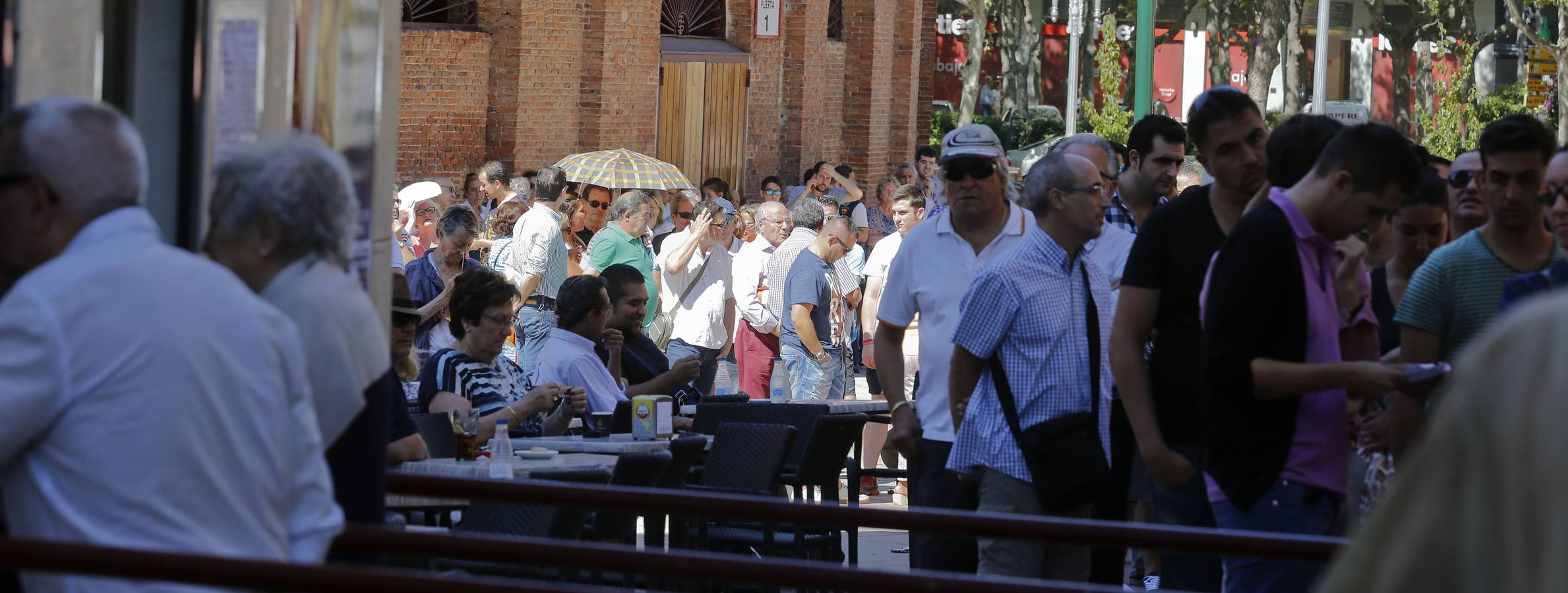 Aficionados hacen cola para los abonos de la feria de la Virgen de San Lorenzo