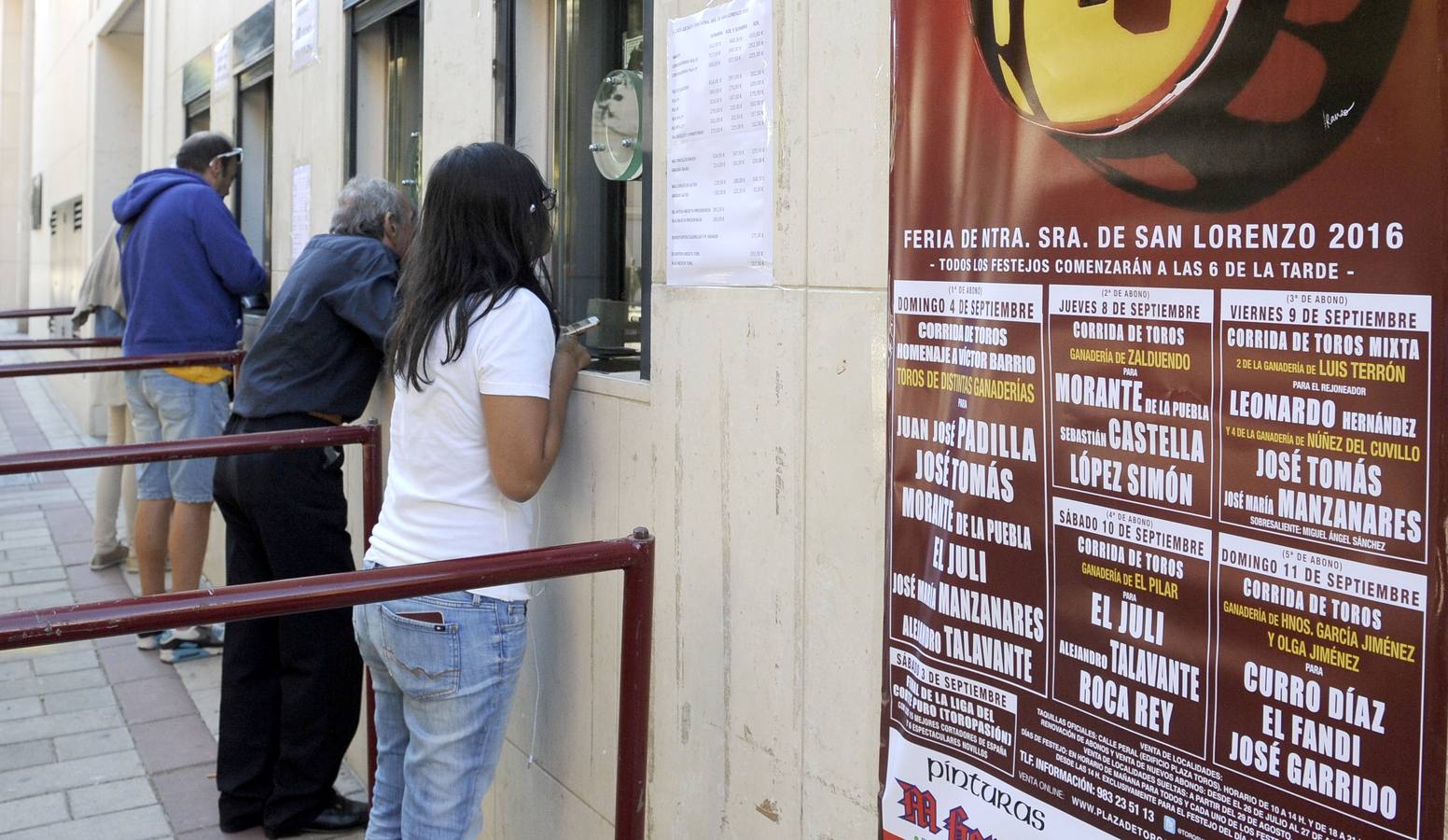 Aficionados hacen cola para los abonos de la feria de la Virgen de San Lorenzo