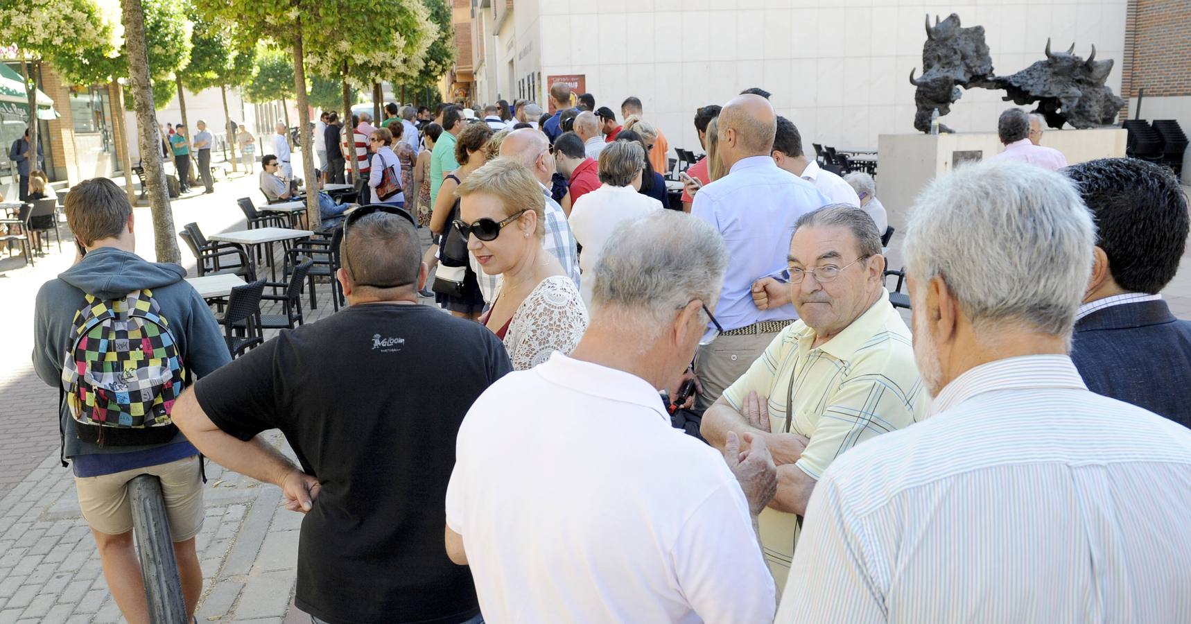 Aficionados hacen cola para los abonos de la feria de la Virgen de San Lorenzo