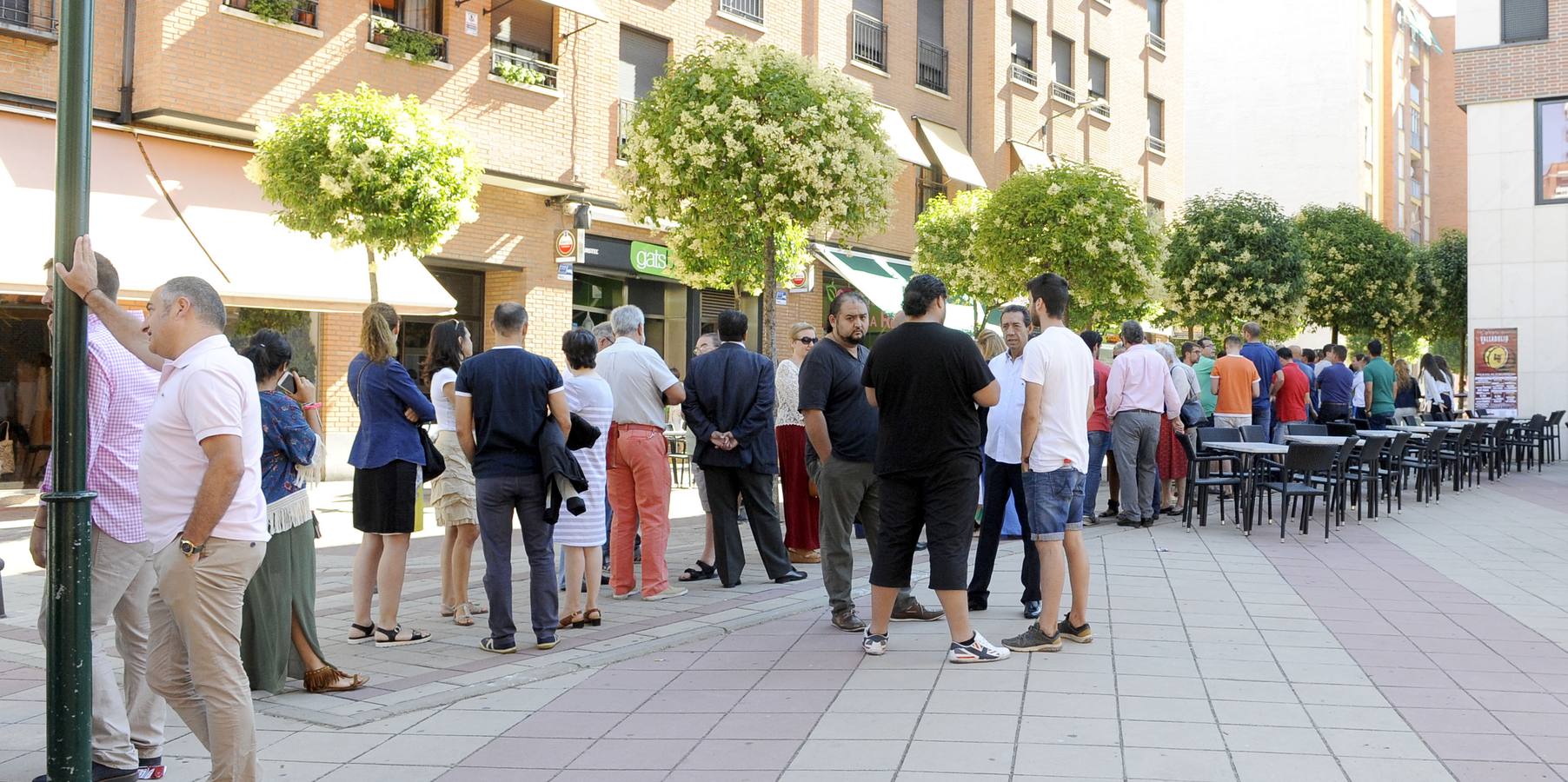 Aficionados hacen cola para los abonos de la feria de la Virgen de San Lorenzo