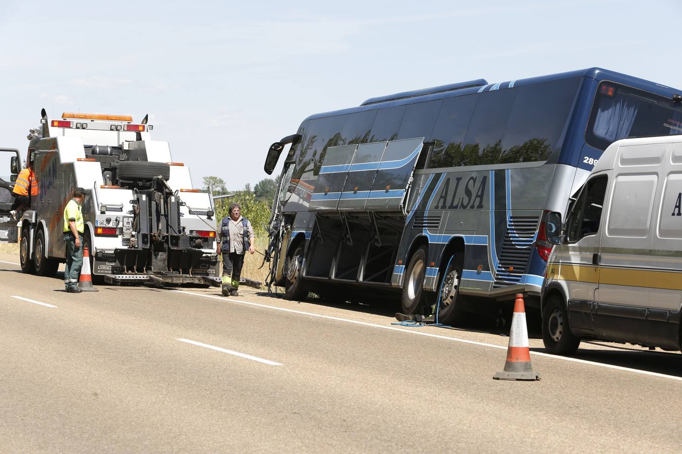 Fallece una persona en la colisión entre un turismo y un autobús en Hospital de Órbigo (León)
