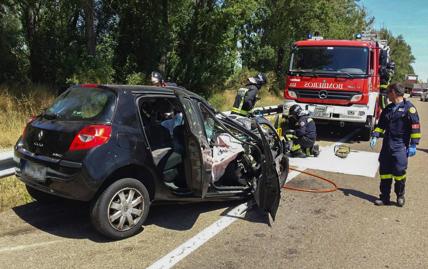 Fallece una persona en la colisión entre un turismo y un autobús en Hospital de Órbigo (León)