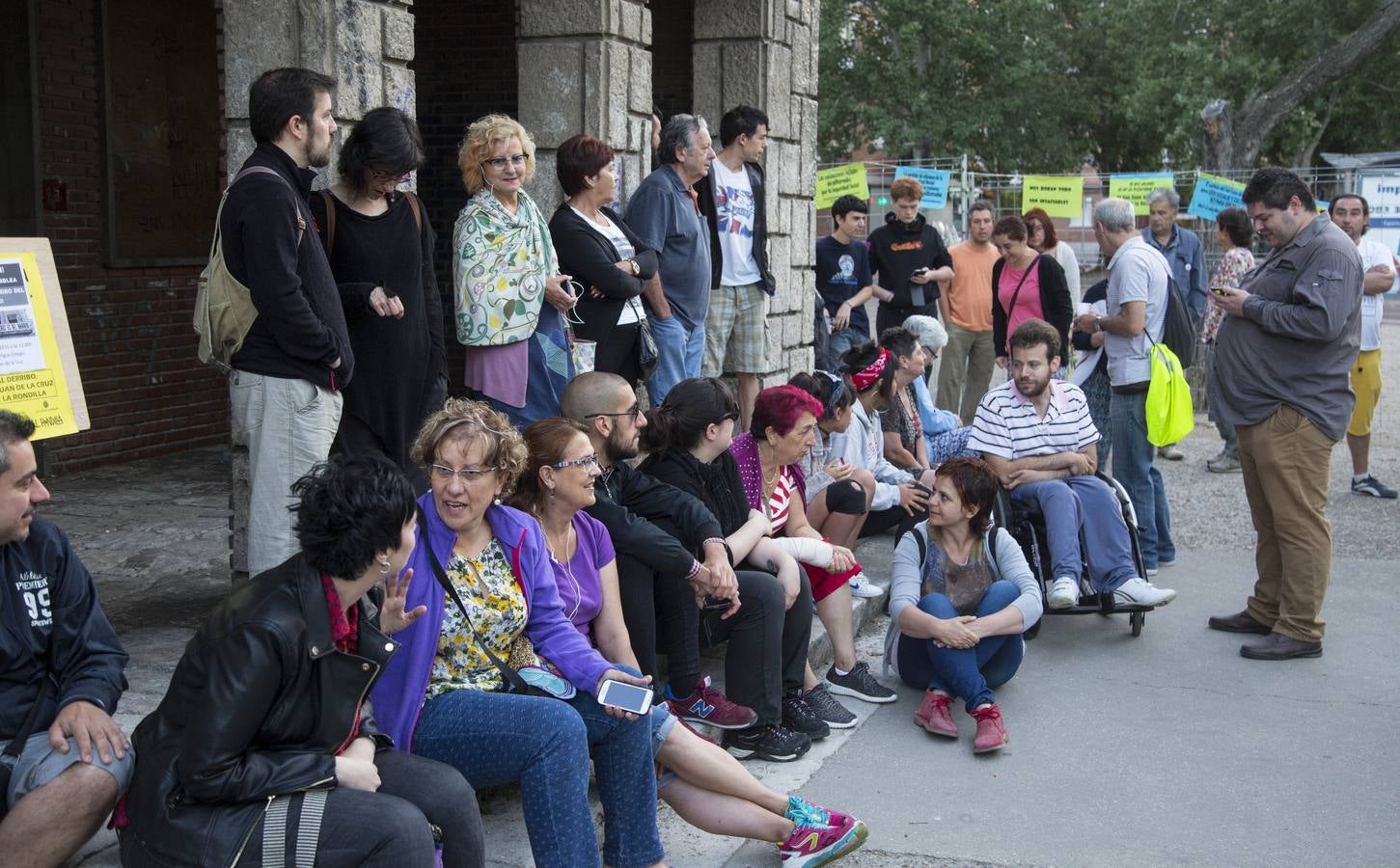 Vecinos de Rondilla hacen turnos en el colegio San Juan de la Cruz para impedir su derribo