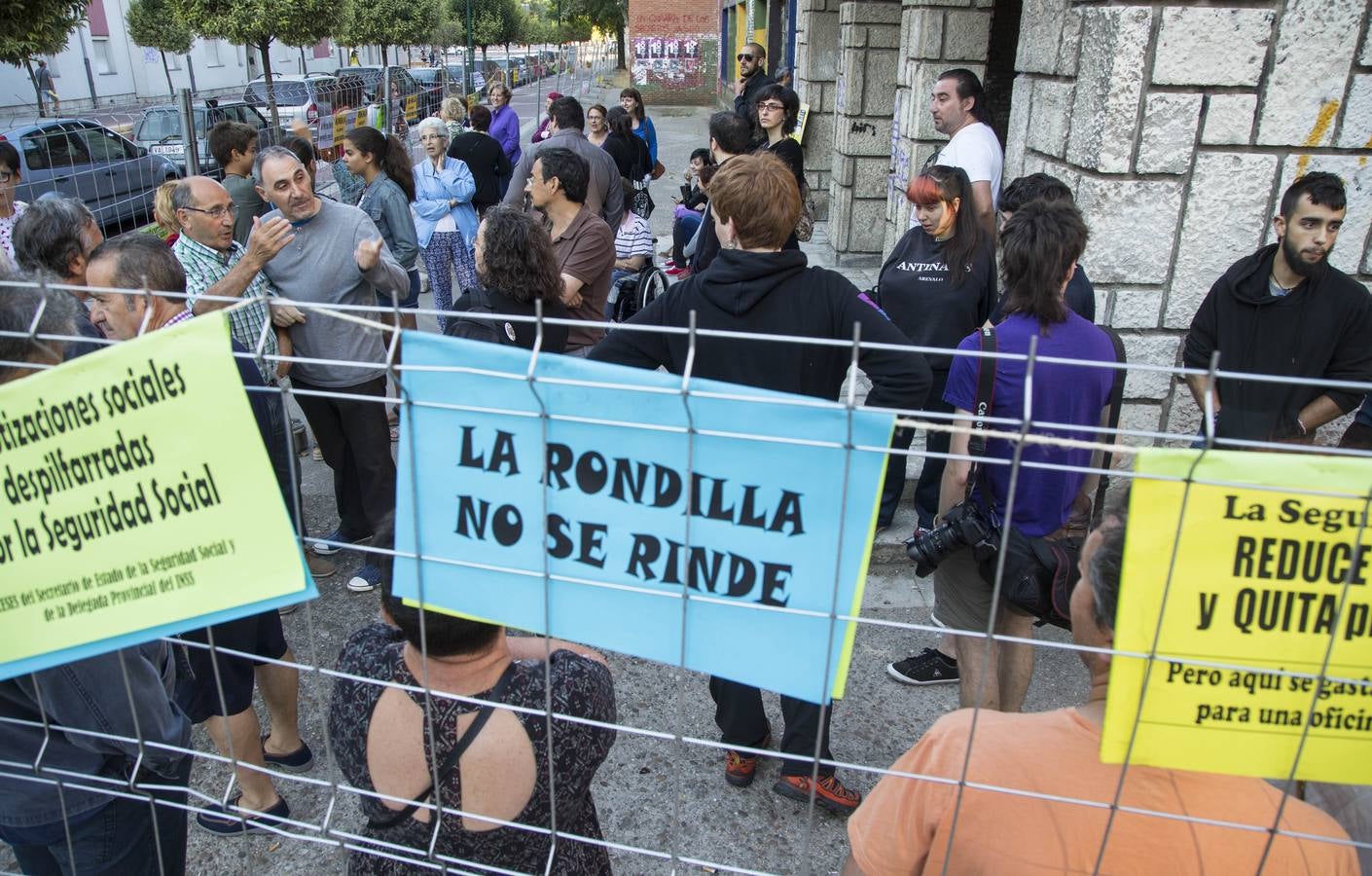 Vecinos de Rondilla hacen turnos en el colegio San Juan de la Cruz para impedir su derribo
