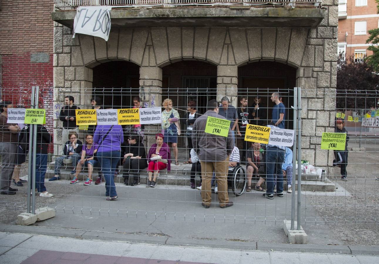 Vecinos de Rondilla hacen turnos en el colegio San Juan de la Cruz para impedir su derribo