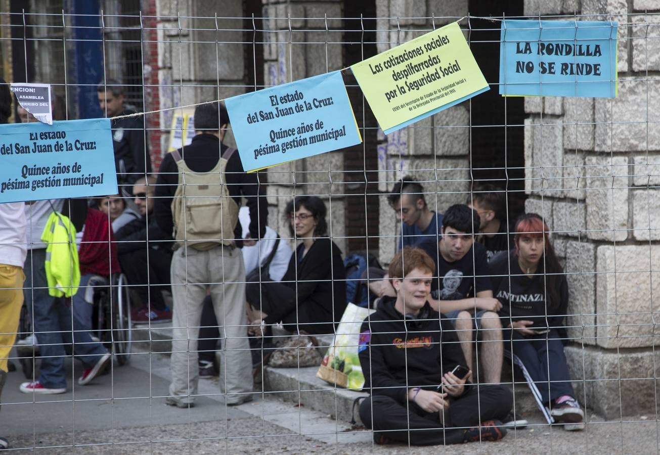 Vecinos de Rondilla hacen turnos en el colegio San Juan de la Cruz para impedir su derribo