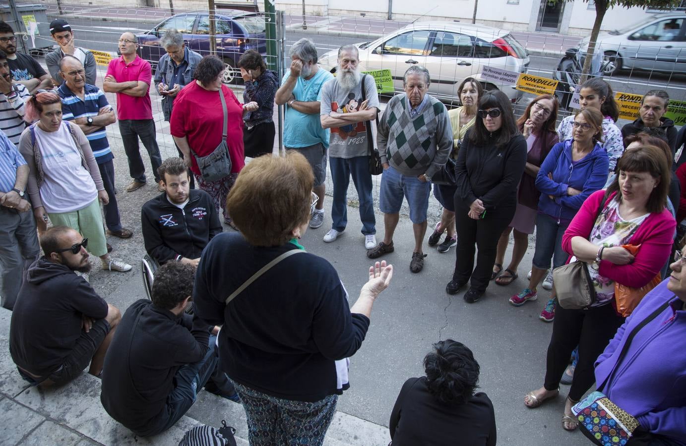 Los vecinos de Rondilla siguen concentrados en el colegio San Juan de la Cruz para impedir su derribo
