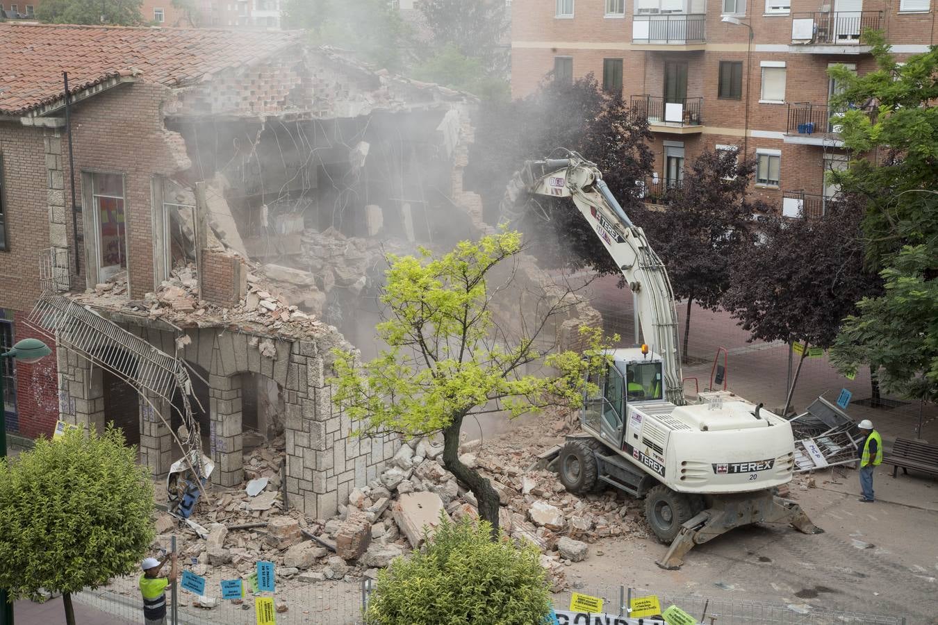 Comienza el derribo del colegio San Juan de la Cruz de La Rondilla