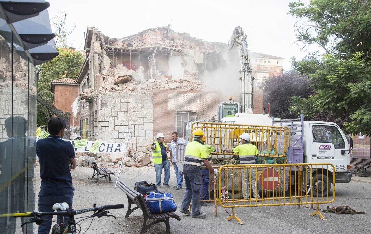 Comienza el derribo del colegio San Juan de la Cruz de La Rondilla