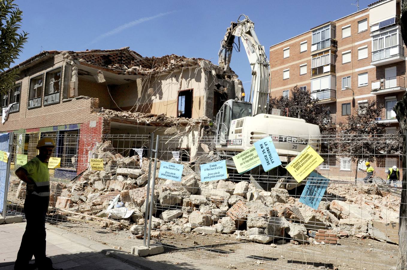 Comienza el derribo del colegio San Juan de la Cruz de La Rondilla
