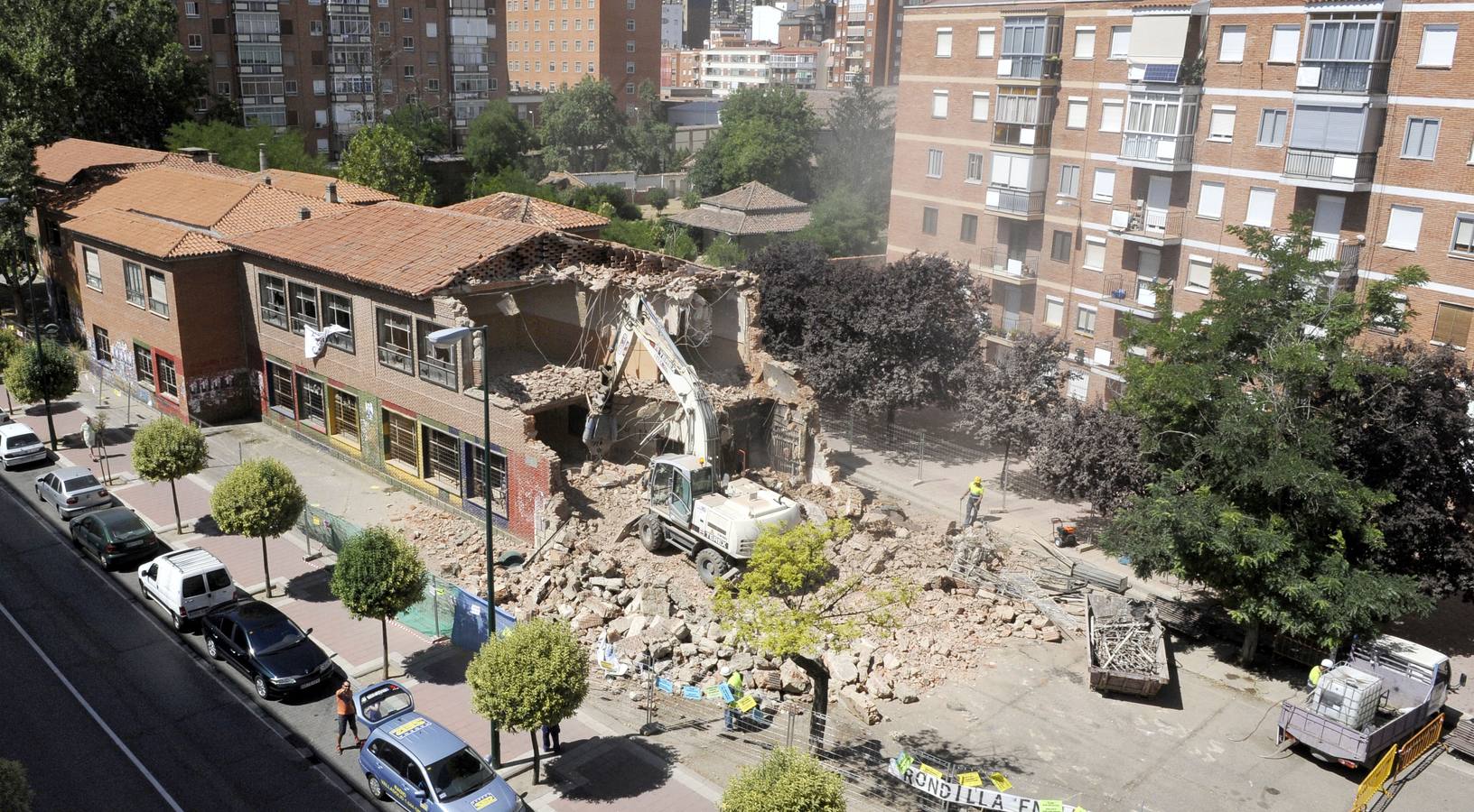 Comienza el derribo del colegio San Juan de la Cruz de La Rondilla