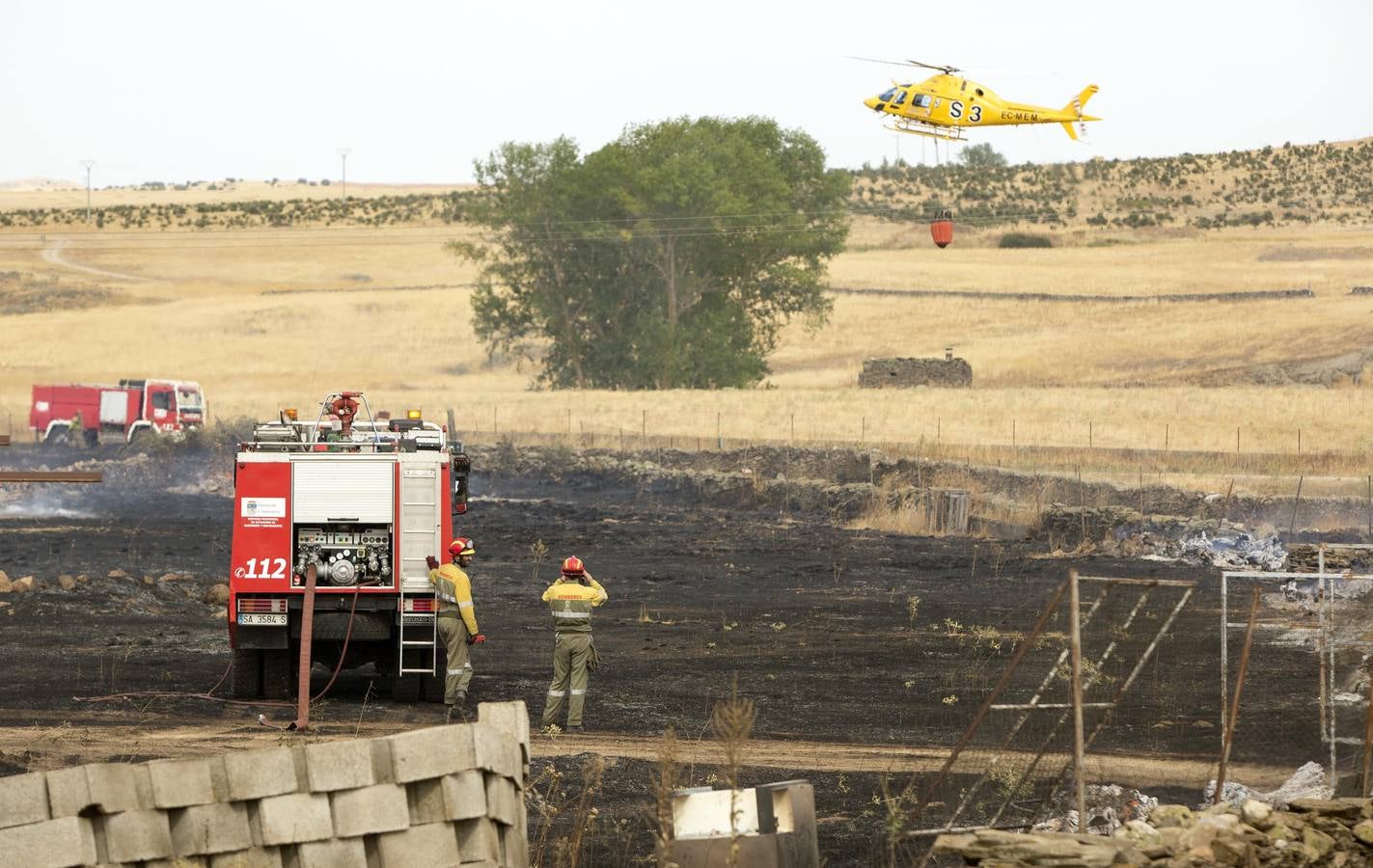 Un incendio declarado en la zona de Aldeagallega sorprende a los vecinos de Miranda de Azán y Aldeatejada (Salamanca)
