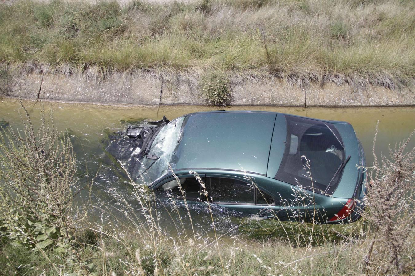 Un conductor resulta herido al caer con su coche al canal del Riaza