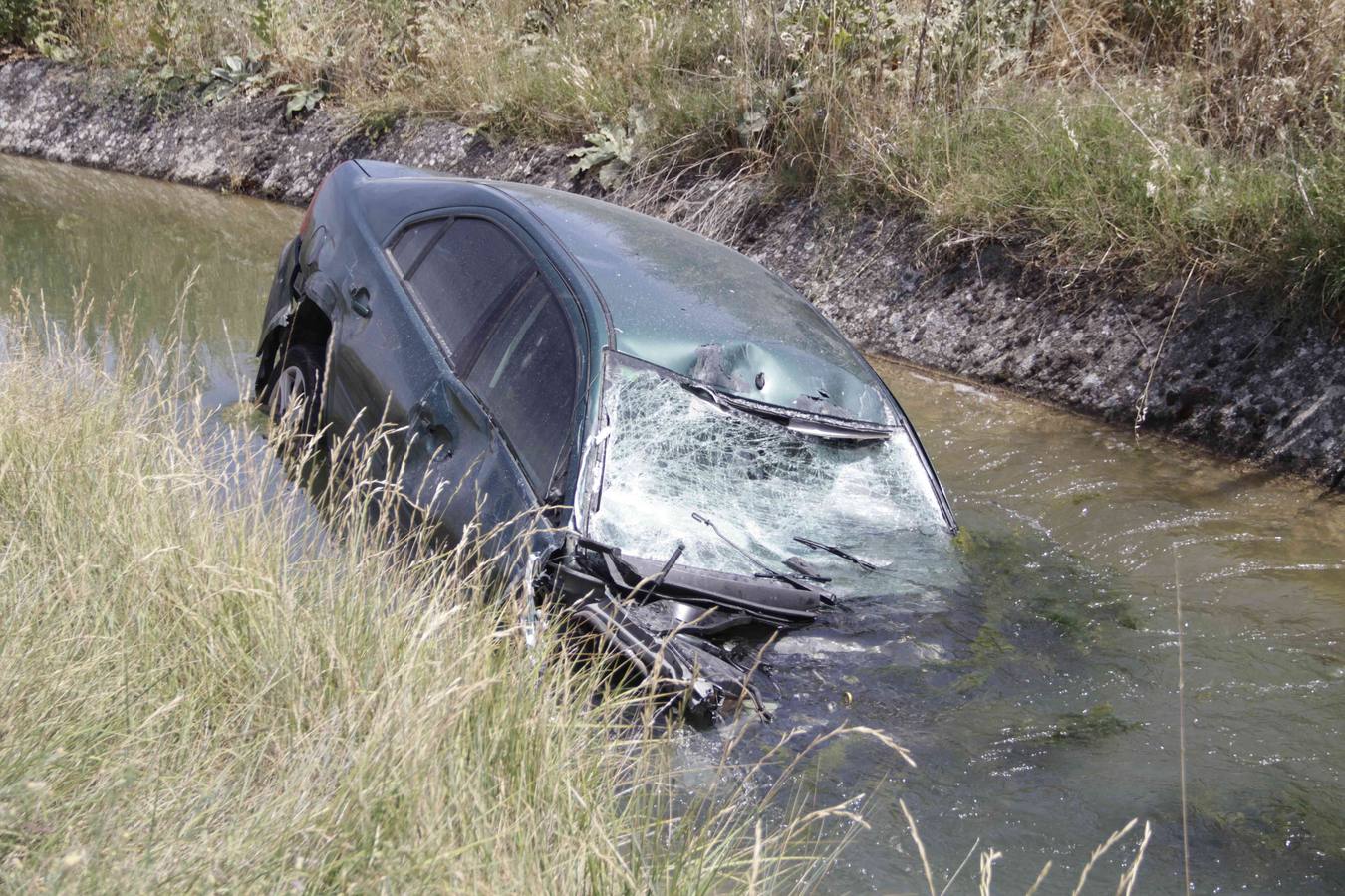 Un conductor resulta herido al caer con su coche al canal del Riaza