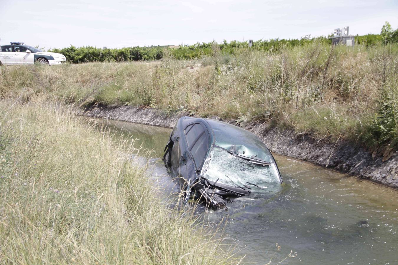 Un conductor resulta herido al caer con su coche al canal del Riaza