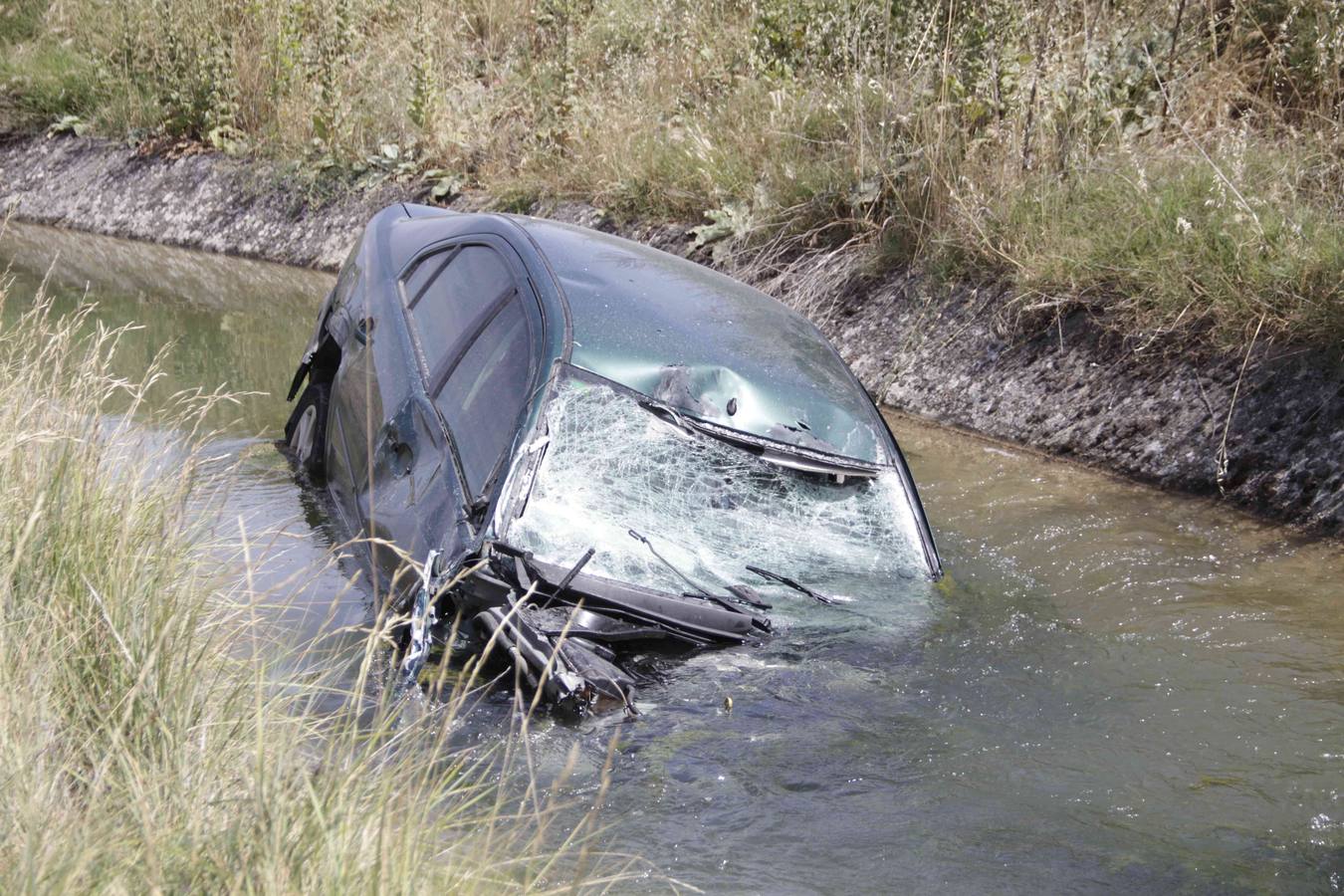 Un conductor resulta herido al caer con su coche al canal del Riaza