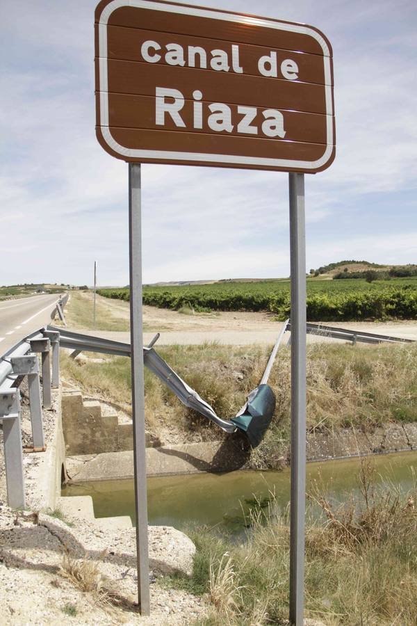 Un conductor resulta herido al caer con su coche al canal del Riaza