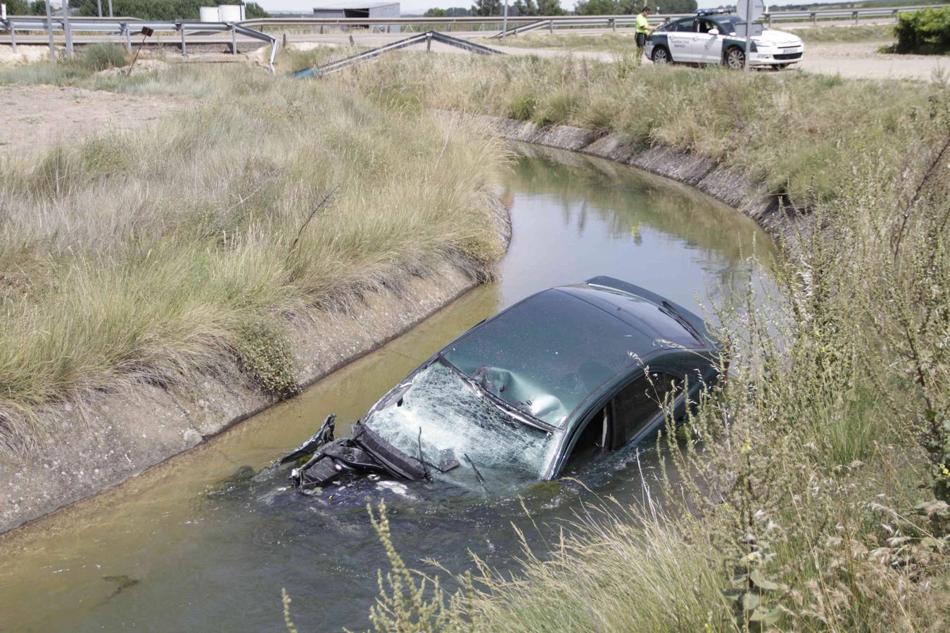 Un conductor resulta herido al caer con su coche al canal del Riaza