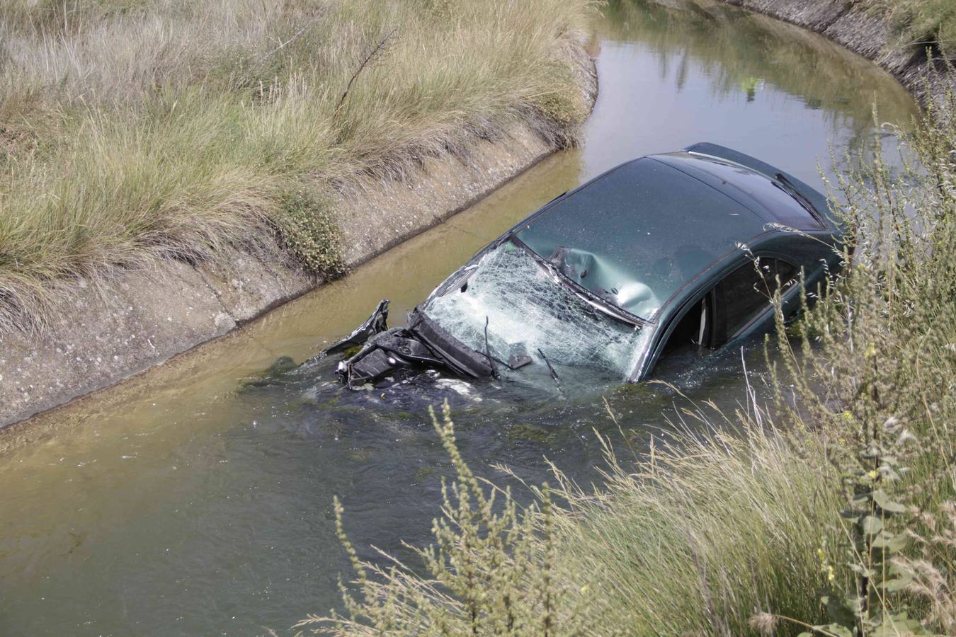 Un conductor resulta herido al caer con su coche al canal del Riaza