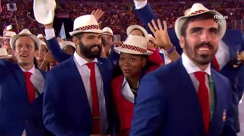 El jugador español de rugby Ignacio Martín 'Iggy' y su esposa, la saltadora de longitud, Juliet Noya, durante la ceremonia inaugural de los Juegos Olímpicos.