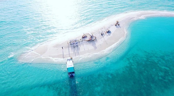 La modelo Isabeli Fontana se casa con un espectacular vestido transparente