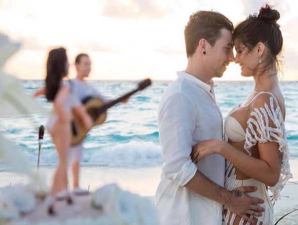 La modelo Isabeli Fontana se casa con un espectacular vestido transparente