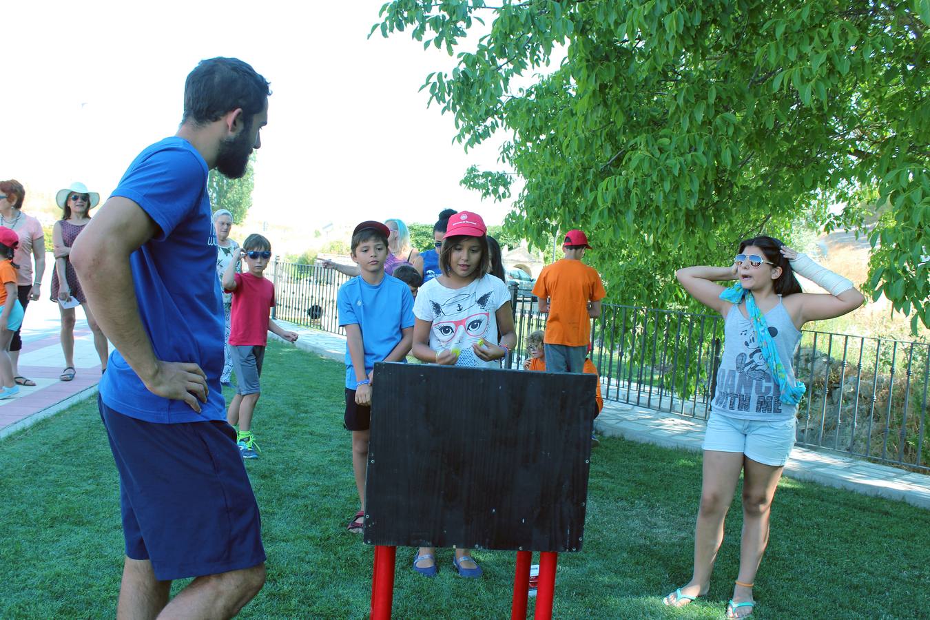 Un grupo de niños participa en una de las actividades organziadas en el municipio.