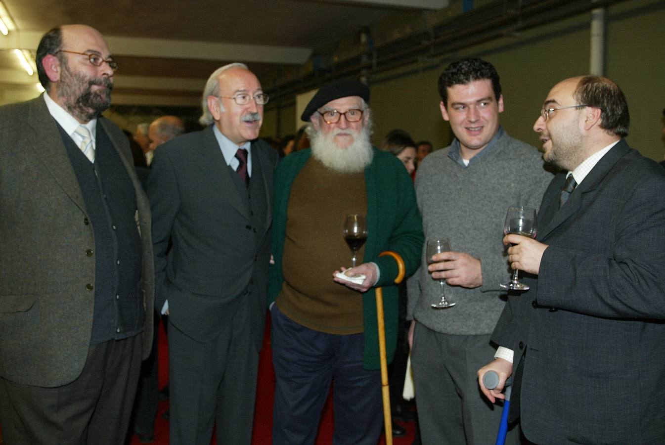 05.12.02 Tomás Martín, director de La Quimera, el actor y director Juan Antonio Quintana, el pintor Félix Cuadrado Lomas, su hijo Saúl y Rafael Vega, director de Nuevo Cuño, durante la entrega de los Premios El Norte de Castilla 2002.