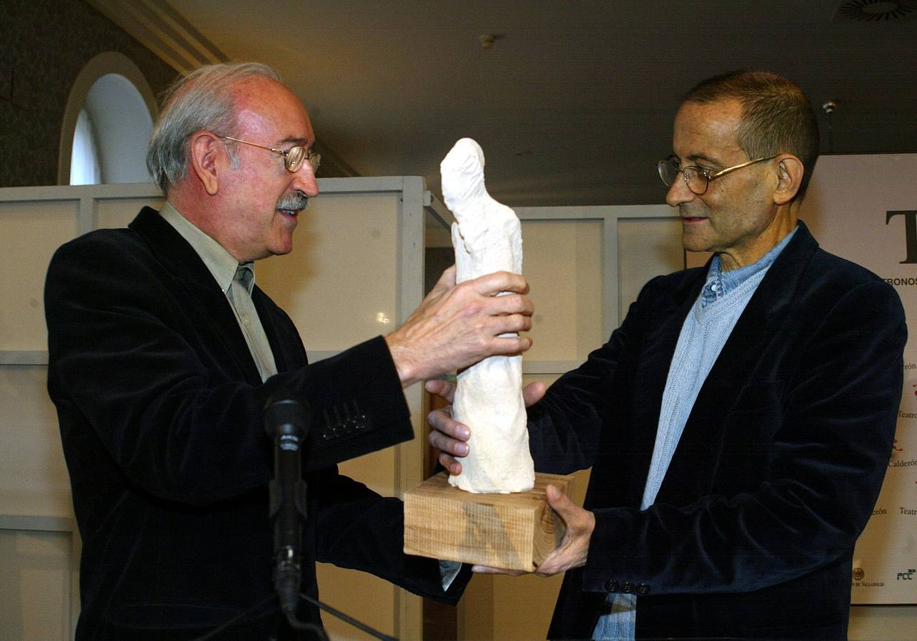 18.12.03 Juan Antonio Quintana (i) entrega al director del Teatro Corsario, Fernando Urdiales (d), el Premio de la Unión de Actores de Castilla y León.