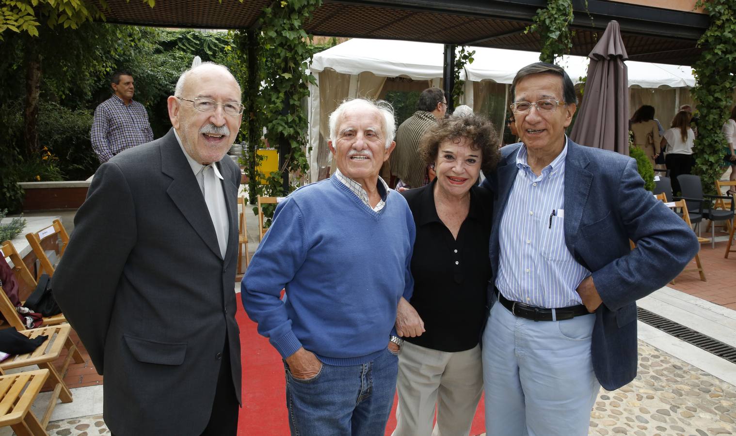 13.09.15 El actor Juan Antonio Quintana, el crítico de teatro de El Norte Fernando Herrero, la actriz María Fernanda D'Ocón y el escritor y colaborador del periódico Ramón García en la entrega de los Premios de la Asociacion Amigos del Teatro.