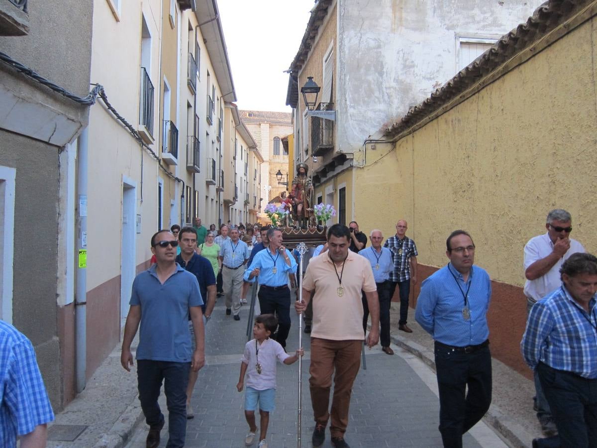 Medina de Rioseco. El mayordomo y los hermanos de la cofradía abrieron la procesión en honor a San Roque.