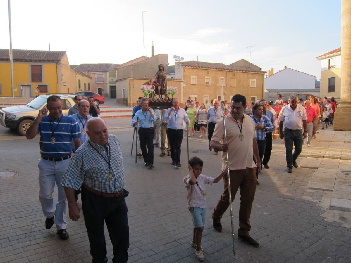 Medina de Rioseco. El mayordomo y los hermanos de la cofradía abrieron la procesión en honor a San Roque.
