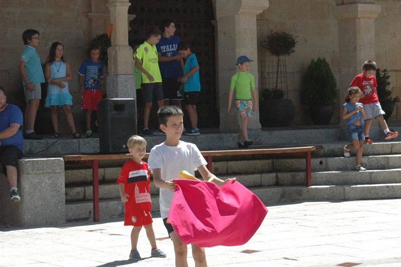 Ofrenda floral a la Virgen de la Esperanza, toros infantiles y paella en Gomecello